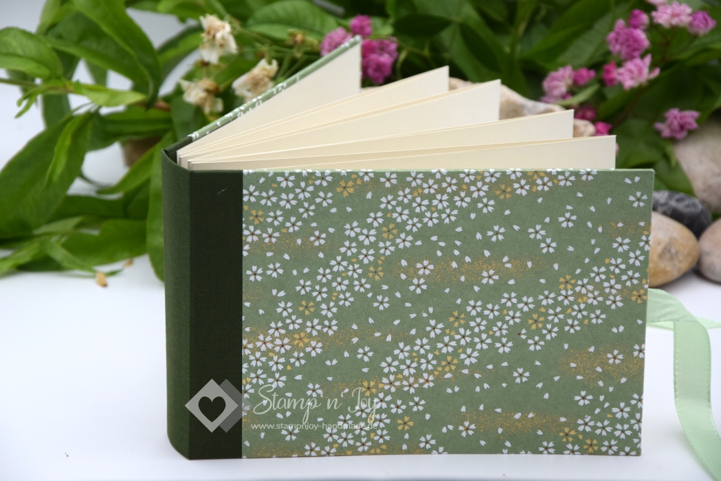 Leporello Album ca. 19,0x12,5x3,0 cm mit Verschlussschleife | Einband Japanpapier Chiyogami Kirschblüten | grün | Art. Nr. 97210601